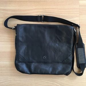 Host Pick! COLE HANN “Whitefield” Black Leather Messenger Bag    A10454